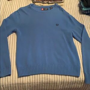 CHAPS BLUE KNITTED CREWNECK SWEATER. SIZE S.